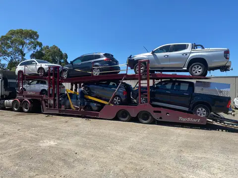 Auto Mover Car Carrier Loading Multiple Vehicles for Transport
