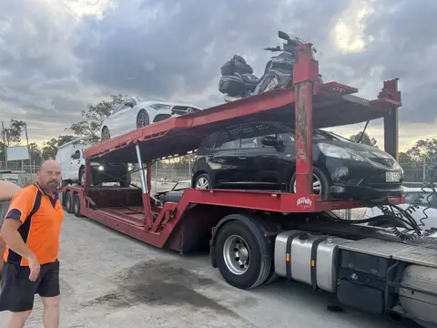 Auto Mover Car Carrier Loading Multiple Vehicles for Transport