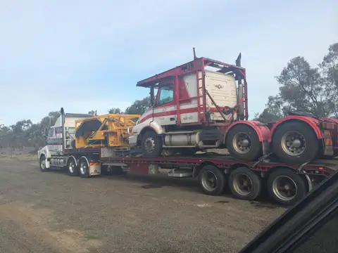 Auto Mover Heavy Haulage: Truck and Excavator Transport