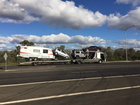 Auto Mover Multi-Vehicle Transport Truck Carrying Caravan and Cars